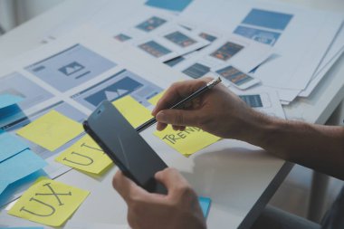 ux Grafik Tasarımcı Yaratıcı Tasarım Planlama Uygulama Süreç Geliştirme Web Cep telefonu için prototip kablo geliştirme. Kullanıcı deneyimi kavramı.