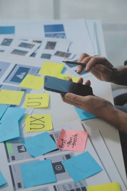 ux Grafik Tasarımcı Yaratıcı Tasarım Planlama Uygulama Süreç Geliştirme Web Cep telefonu için prototip kablo geliştirme. Kullanıcı deneyimi kavramı.