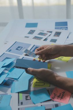 ux Grafik Tasarımcı Yaratıcı Tasarım Planlama Uygulama Süreç Geliştirme Web Cep telefonu için prototip kablo geliştirme. Kullanıcı deneyimi kavramı.