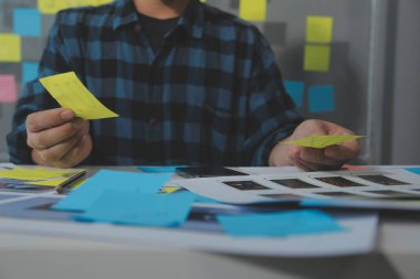 ux Grafik Tasarımcı Yaratıcı Tasarım Planlama Uygulama Süreç Geliştirme Web Cep telefonu için prototip kablo geliştirme. Kullanıcı deneyimi kavramı.
