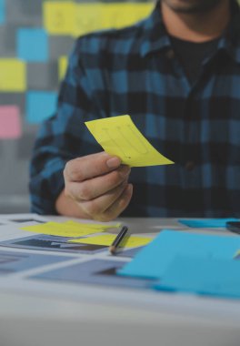 ux Grafik Tasarımcı Yaratıcı Tasarım Planlama Uygulama Süreç Geliştirme Web Cep telefonu için prototip kablo geliştirme. Kullanıcı deneyimi kavramı.