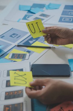 ux Grafik Tasarımcı Yaratıcı Tasarım Planlama Uygulama Süreç Geliştirme Web Cep telefonu için prototip kablo geliştirme. Kullanıcı deneyimi kavramı.