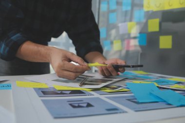 ux Grafik Tasarımcı Yaratıcı Tasarım Planlama Uygulama Süreç Geliştirme Web Cep telefonu için prototip kablo geliştirme. Kullanıcı deneyimi kavramı.