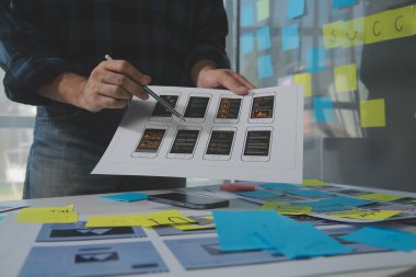 ux Grafik Tasarımcı Yaratıcı Tasarım Planlama Uygulama Süreç Geliştirme Web Cep telefonu için prototip kablo geliştirme. Kullanıcı deneyimi kavramı.
