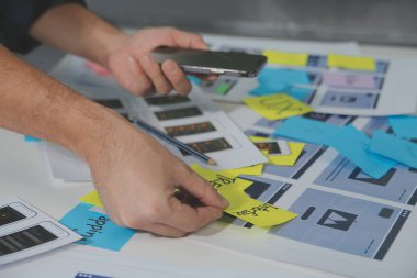 ux Grafik Tasarımcı Yaratıcı Tasarım Planlama Uygulama Süreç Geliştirme Web Cep telefonu için prototip kablo geliştirme. Kullanıcı deneyimi kavramı.