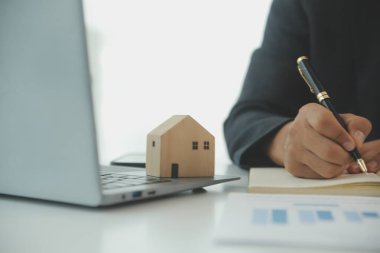 Kalem tutan işadamları, sigorta ile ev tapularını imzalayan emlak hizmetleri ve emlakçıların müşterilerine taksit ödeme yapma fikrine önem veren işadamları..