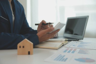 Kalem tutan işadamları, sigorta ile ev tapularını imzalayan emlak hizmetleri ve emlakçıların müşterilerine taksit ödeme yapma fikrine önem veren işadamları..