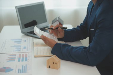 Kalem tutan işadamları, sigorta ile ev tapularını imzalayan emlak hizmetleri ve emlakçıların müşterilerine taksit ödeme yapma fikrine önem veren işadamları..