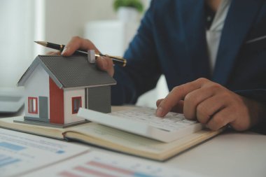 Kalem tutan işadamları, sigorta ile ev tapularını imzalayan emlak hizmetleri ve emlakçıların müşterilerine taksit ödeme yapma fikrine önem veren işadamları..