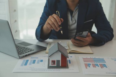 Kalem tutan işadamları, sigorta ile ev tapularını imzalayan emlak hizmetleri ve emlakçıların müşterilerine taksit ödeme yapma fikrine önem veren işadamları..