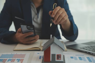 Kalem tutan işadamları, sigorta ile ev tapularını imzalayan emlak hizmetleri ve emlakçıların müşterilerine taksit ödeme yapma fikrine önem veren işadamları..