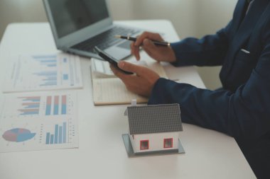 Kalem tutan işadamları, sigorta ile ev tapularını imzalayan emlak hizmetleri ve emlakçıların müşterilerine taksit ödeme yapma fikrine önem veren işadamları..