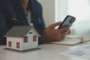 Kalem tutan işadamları, sigorta ile ev tapularını imzalayan emlak hizmetleri ve emlakçıların müşterilerine taksit ödeme yapma fikrine önem veren işadamları..