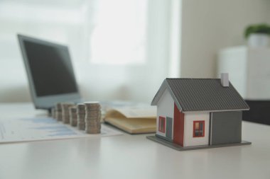 Para tasarrufu konsepti, Asyalı genç iş kadını tasarruf maliyeti için yönetim bütçesi, gelir tasarrufu, ödeme vergisi, yatırım için yeterli para harcamak için nakit finansman planlaması.