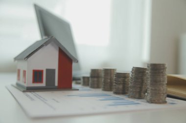 Para tasarrufu konsepti, Asyalı genç iş kadını tasarruf maliyeti için yönetim bütçesi, gelir tasarrufu, ödeme vergisi, yatırım için yeterli para harcamak için nakit finansman planlaması.