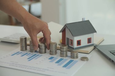 Para tasarrufu konsepti, Asyalı genç iş kadını tasarruf maliyeti için yönetim bütçesi, gelir tasarrufu, ödeme vergisi, yatırım için yeterli para harcamak için nakit finansman planlaması.