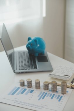 Para tasarrufu konsepti, Asyalı genç iş kadını tasarruf maliyeti için yönetim bütçesi, gelir tasarrufu, ödeme vergisi, yatırım için yeterli para harcamak için nakit finansman planlaması.