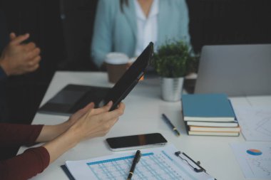Toplantı odasında birlikte çalışan iş adamları, takım çalışması arka plan çizelgeleri ve grafikler, çift pozlama başarılı takım çalışması, iş planlama konsepti.