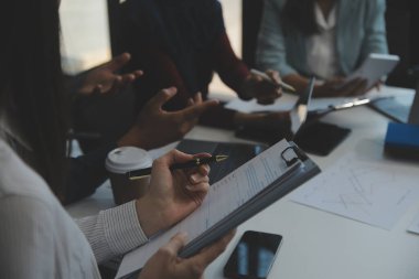 Toplantı odasında birlikte çalışan iş adamları, takım çalışması arka plan çizelgeleri ve grafikler, çift pozlama başarılı takım çalışması, iş planlama konsepti.