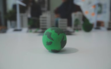 İş adamlarının şirket ofisinde rüzgar enerjisi hakkında görüşleri var. İş ekibi yel değirmeni ve alternatif yeşil enerji hakkında konuşuyor. Modern ofiste yönetici toplantısı.