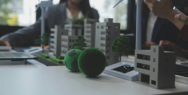 İş adamlarının şirket ofisinde rüzgar enerjisi hakkında görüşleri var. İş ekibi yel değirmeni ve alternatif yeşil enerji hakkında konuşuyor. Modern ofiste yönetici toplantısı.