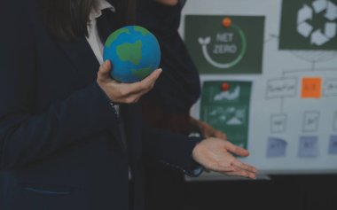 İş adamlarının şirket ofisinde rüzgar enerjisi hakkında görüşleri var. İş ekibi yel değirmeni ve alternatif yeşil enerji hakkında konuşuyor. Modern ofiste yönetici toplantısı.