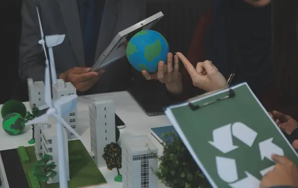 İş adamlarının şirket ofisinde rüzgar enerjisi hakkında görüşleri var. İş ekibi yel değirmeni ve alternatif yeşil enerji hakkında konuşuyor. Modern ofiste yönetici toplantısı.