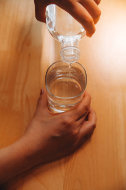 bardak su tutan sağlıklı güzel genç kadın