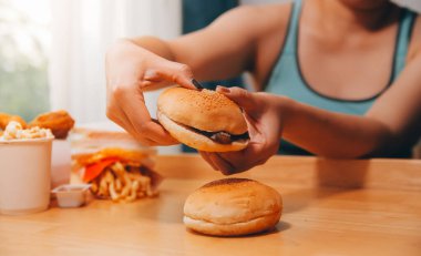 Fast food burger yiyen kadınlar, kovulmuş tavuk, donut ve tatlılarda aşırı yeme bozukluğu.