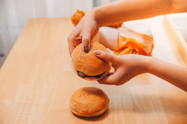 Fast food burger yiyen kadınlar, kovulmuş tavuk, donut ve tatlılarda aşırı yeme bozukluğu.
