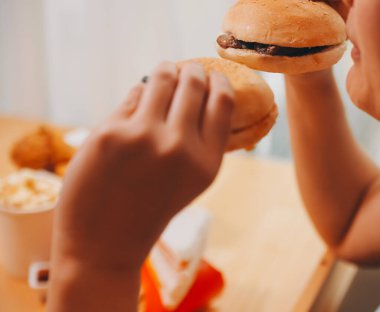 Fast food burger yiyen kadınlar, kovulmuş tavuk, donut ve tatlılarda aşırı yeme bozukluğu.