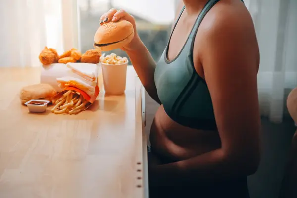 Conceito Transtorno Alimentar Compulsivo Com Mulher Comendo Hambúrguer Fast Food Fotografias De Stock Royalty-Free
