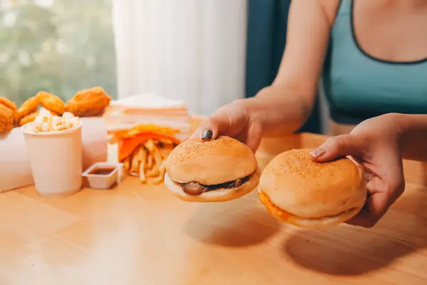 Conceito Transtorno Alimentar Compulsivo Com Mulher Comendo Hambúrguer Fast Food Fotografias De Stock Royalty-Free