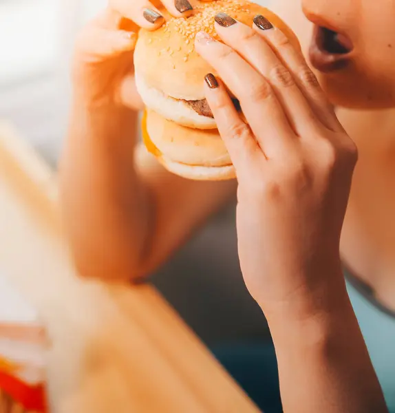 Conceito Transtorno Alimentar Compulsivo Com Mulher Comendo Hambúrguer Fast Food Fotografia De Stock