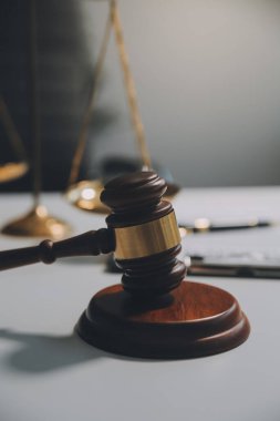 Avukat, hukuk danışmanı, iş adamı anlaşmanın ayrıntıları hakkında beyin fırtınası yapan iş adamı. Sözleşme belgelerindeki doğruluk için yasal işlem defterlerindeki iş sözleşmeleri. ortak mali yatırım.