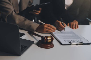 Avukat, hukuk danışmanı, iş adamı anlaşmanın ayrıntıları hakkında beyin fırtınası yapan iş adamı. Sözleşme belgelerindeki doğruluk için yasal işlem defterlerindeki iş sözleşmeleri. ortak mali yatırım.