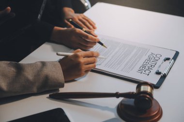 Avukat, hukuk danışmanı, iş adamı anlaşmanın ayrıntıları hakkında beyin fırtınası yapan iş adamı. Sözleşme belgelerindeki doğruluk için yasal işlem defterlerindeki iş sözleşmeleri. ortak mali yatırım.