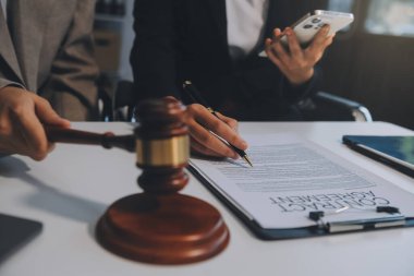 Avukat, hukuk danışmanı, iş adamı anlaşmanın ayrıntıları hakkında beyin fırtınası yapan iş adamı. Sözleşme belgelerindeki doğruluk için yasal işlem defterlerindeki iş sözleşmeleri. ortak mali yatırım.