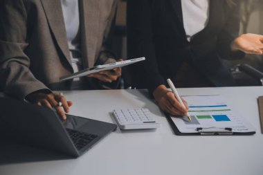 Toplantı odasında birlikte çalışan iş adamları, takım çalışması arka plan çizelgeleri ve grafikler, çift pozlama başarılı takım çalışması, iş planlama konsepti.