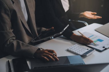 Toplantı odasında birlikte çalışan iş adamları, takım çalışması arka plan çizelgeleri ve grafikler, çift pozlama başarılı takım çalışması, iş planlama konsepti.