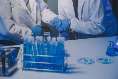 Kimyager ve bilim adamı test tüpüne kimyasal sıvı bırakıyor. Bilim araştırma ve geliştirme konsepti.