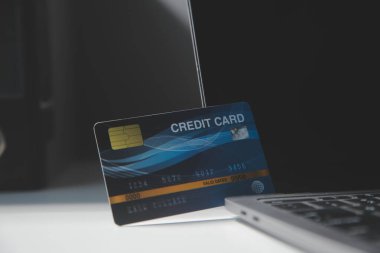 Koyu arkaplan, plastik kartlar ve banknotlar üzerindeki hesap makinesi