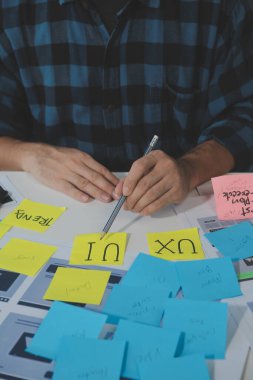 ux Grafik Tasarımcı Yaratıcı Tasarım Planlama Uygulama Süreç Geliştirme Web Cep telefonu için prototip kablo geliştirme. Kullanıcı deneyimi kavramı.
