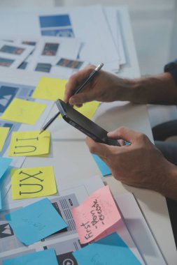ux Grafik Tasarımcı Yaratıcı Tasarım Planlama Uygulama Süreç Geliştirme Web Cep telefonu için prototip kablo geliştirme. Kullanıcı deneyimi kavramı.