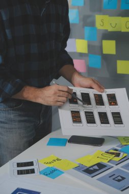 ux Grafik Tasarımcı Yaratıcı Tasarım Planlama Uygulama Süreç Geliştirme Web Cep telefonu için prototip kablo geliştirme. Kullanıcı deneyimi kavramı.