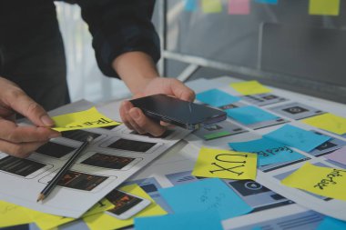 ux Grafik Tasarımcı Yaratıcı Tasarım Planlama Uygulama Süreç Geliştirme Web Cep telefonu için prototip kablo geliştirme. Kullanıcı deneyimi kavramı.