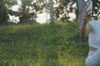 Genç sporcu kadın koşucu şehre koşmadan önce bacaklarını açıyor.