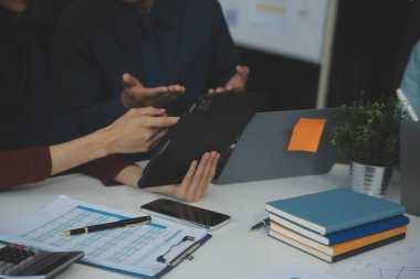 Toplantı odasında birlikte çalışan iş adamları, takım çalışması arka plan çizelgeleri ve grafikler, çift pozlama başarılı takım çalışması, iş planlama konsepti.