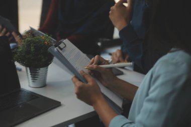 Toplantı odasında birlikte çalışan iş adamları, takım çalışması arka plan çizelgeleri ve grafikler, çift pozlama başarılı takım çalışması, iş planlama konsepti.