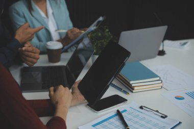 Toplantı odasında birlikte çalışan iş adamları, takım çalışması arka plan çizelgeleri ve grafikler, çift pozlama başarılı takım çalışması, iş planlama konsepti.